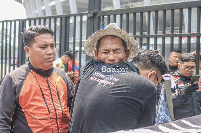 Mbah Midun sempat menangis karena tidak boleh membawa sepeda perjuangan Tragedi Kanjuruhan miliknya di Stadion Utama Gelora Bung Karno, Senayan, Jakarta, Senin (14/8/2023).