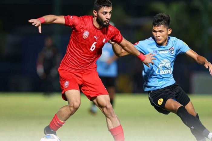 Timnas U-23 Thailand (biru) dipermalukan oleh Bahrain di kandang sendiri dengan skor 0-2 dalam laga persahabatan menjelang Piala AFF U-23 2023.