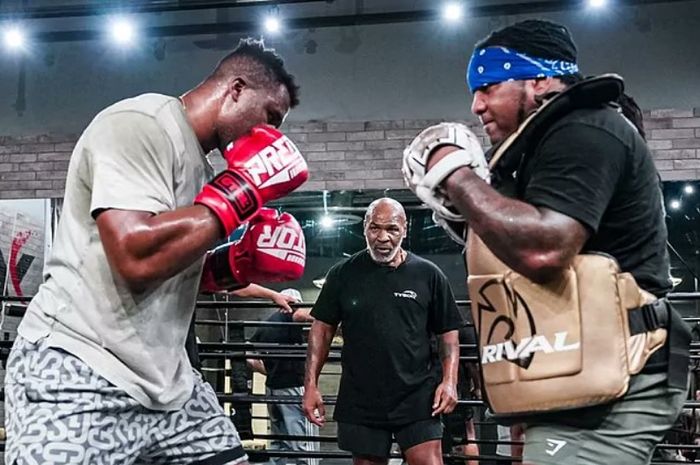Legenda tinju, Mike Tyson dalam sesi latihan bersama eks jagoan UFC calon lawan Tyson Fury, Francis Ngannou.
