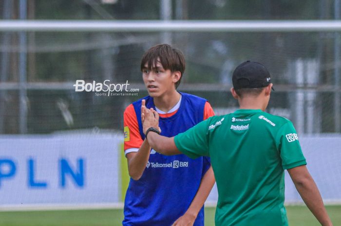 Putra dari Darius Sinathrya, Lionel Nathan Sinathrya (tengah), sedang mengikuti seleksi timnas U-17 Indonesia di Lapangan A, Senayan, Jakarta, Selasa (15/8/2023).