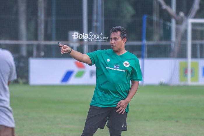 Pelatih timnas U-17 Indonesia, Bima Sakti, sedang memberikan intruksi kepada para pemainnya saat berlatih di Lapangan A, Senayan, Jakarta, Selasa (15/8/2023).