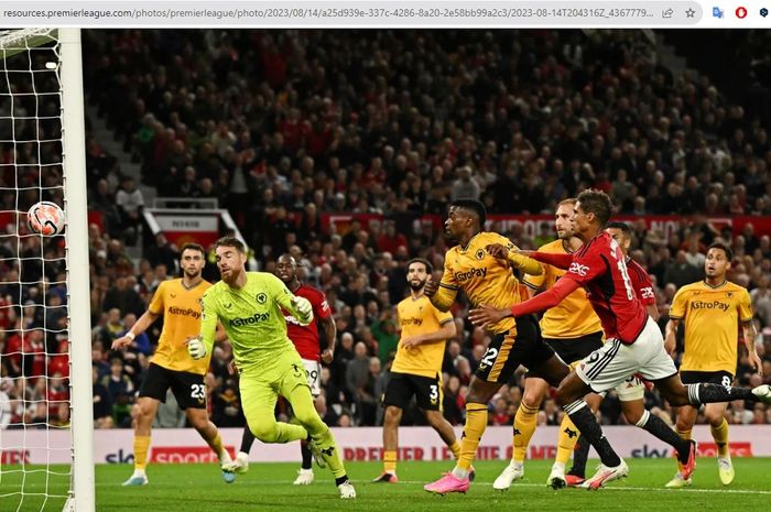 Bek Manchester United, Raphael Varane, korban terbaru dari standar Erik ten Hag yang membuat lini belakang berkurang.