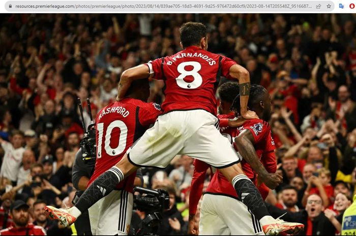 Para pemain Manchester United merayakan gol Raphael Varane ke gawang Wolverhampton Wanderers dalam matchweek 1 Liga Inggris 2023-2024 di Stadion Old Trafford, Senin (14/8/2023).