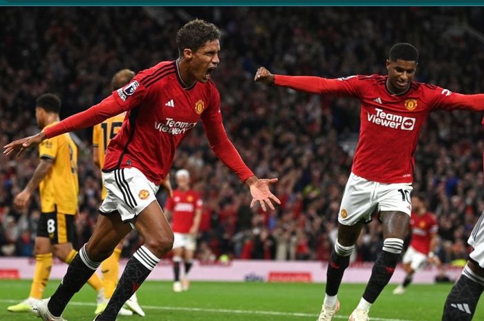 Selebrasi Raphael Varane usai menjebol gawang Wolverhampton Wanderers yang tentukan kemenangan 1-0 Man United atas Wolves di Stadion Old Trafford, Senin (14/8/2023) atau Selasa dini hari WIB.