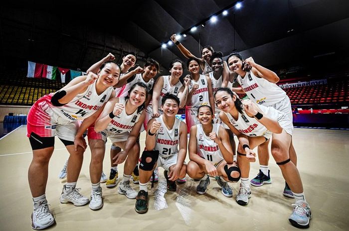 Timnas basket putri Indonesia merayakan keberhasilan usai memastikan tiket ke semifinal FIBA Women's Asia Cup 2023