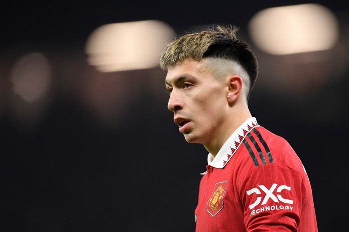 Lisandro Martinez saat beraksi dalam duel Manchester United vs Leeds United dalam lanjutan Liga Inggris (8/2/2023). Man United terancam tak bisa diperkuat Martinez saat berkunjung ke markas Tottenham Hotspur (19/8/2023).