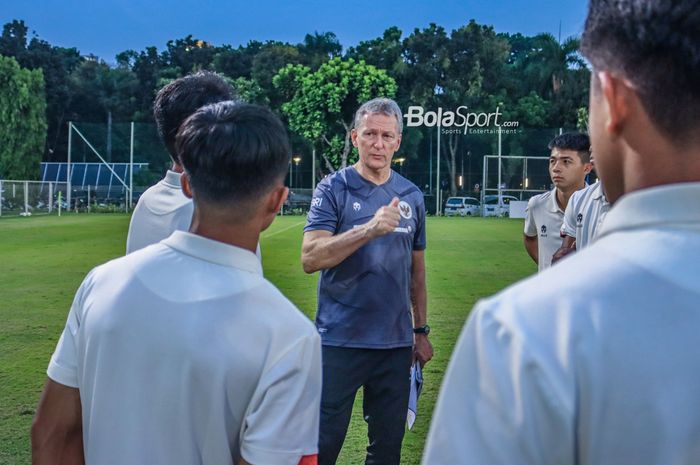 Pelatih pendamping timnas U-17 Indonesia, Frank Wormuth, sedang memberikan intruksi kepada sejumlah pemainnya di Lapangan A, Senayan, Jakarta, Rabu (16/8/2023).