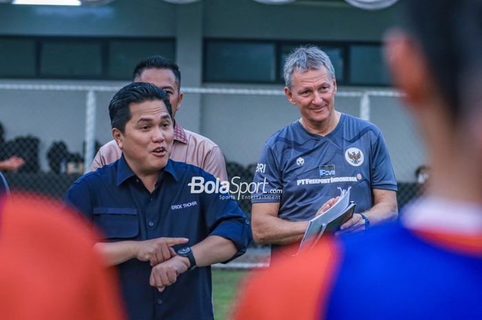 Ketua Umum PSSI, Erick Thohir (kiri) dan pelatih pendamping timnas U-17 Indonesia, Frank Wormuth (kanan), sedang memberikan intruksi kepada para pemain di Lapangan A, Senayan, Jakarta, Rabu (16/8/2023).
