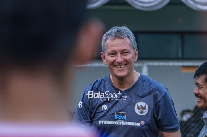Pelatih pendamping timnas U-17 Indonesia, Frank Wormuth, sempat tersenyum saat ditemui di Lapangan A, Senayan, Jakarta, Rabu (16/8/2023).