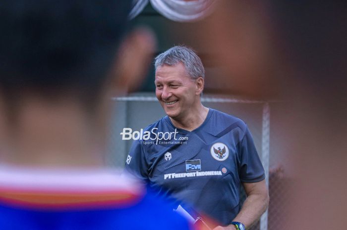 Pelatih pendamping timnas U-17 Indonesia, Frank Wormuth, sempat tersenyum saat ditemui di Lapangan A, Senayan, Jakarta, Rabu (16/8/2023).