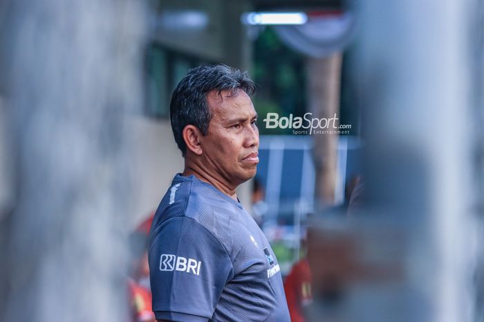 Pelatih timnas U-17 Indonesia, Bima Sakti, sedang memantau para pemainnya berlatih di Lapangan A, Senayan, Jakarta, Rabu (16/8/2023).