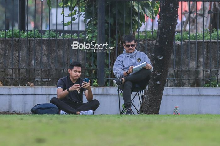 Direktur Teknik PSSI, Indra Sjafri (kanan), sedang memantau seleksi timnas U-17 Indonesia di Lapangan A, Senayan, Jakarta, Rabu (16/8/2023).