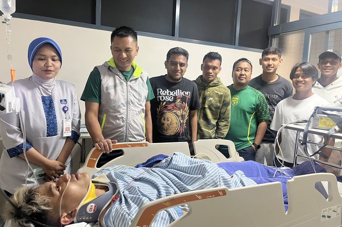 Pemain Persebaya Surabaya, Risky Dwiyan, saat menjalani perawatan di rumah sakit pasca cedera di bagian tulang belakang.