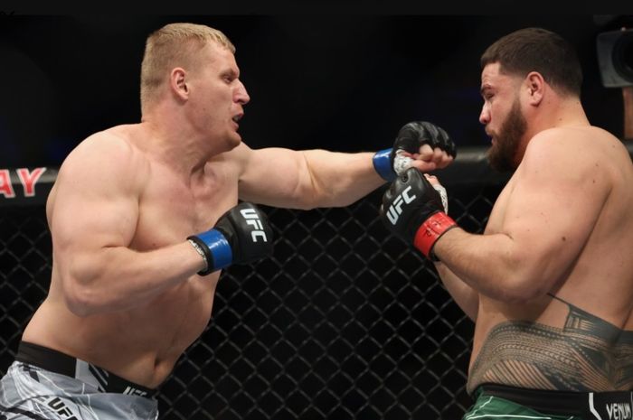 Jagoan kelas berat UFC yang berbobot 118 kg dari sasananya Khabib Nurmagomedov, Sergei Pavlovich (kiri) mulai mencari lawan.