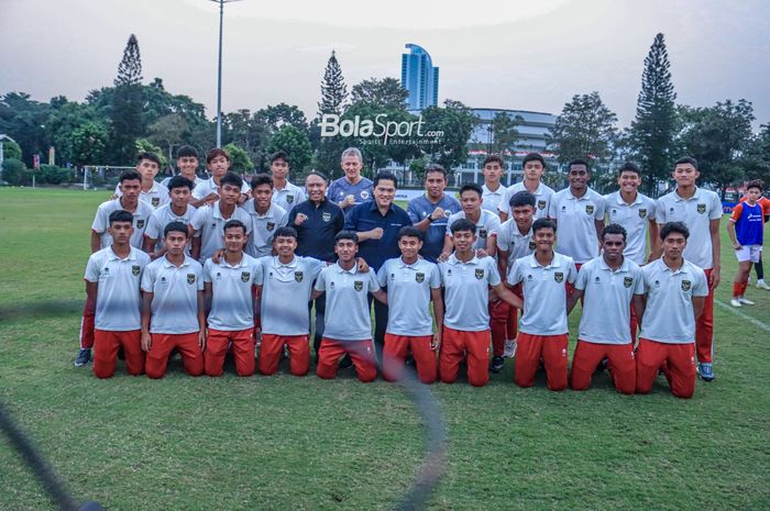 Ketua Umum PSSI, Erick Thohir (tengah), sedang sedang berfoto bersama dengan para pemain timnas U-17 Indonesia asuhan Bima Sakti di Lapangan A, Senayan, Jakarta, Rabu (16/8/2023).