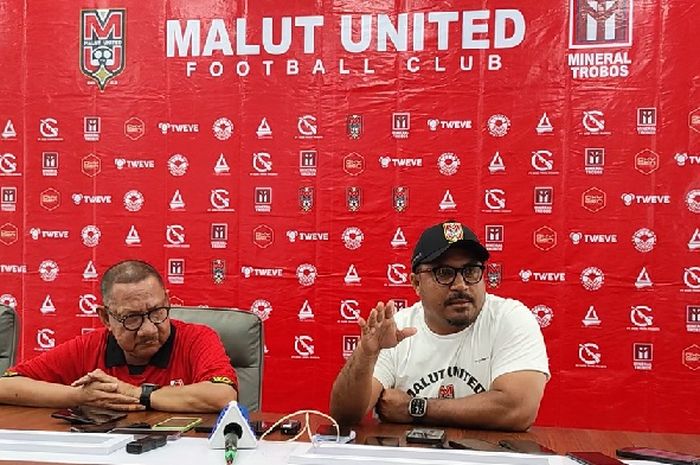 Pelatih Malut United FC, Imran Nahumarury (kanan) bersama Manajer Umum Zainuddin Umasangadji.