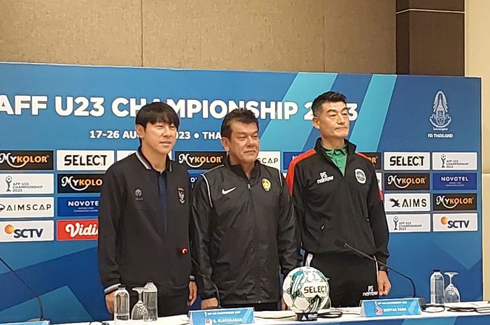 Pelatih Timnas U-23 Indonesia, Shin Tae-yong pada konferensi pers jelang partai pembuka Grup B Piala AFF U-23 2023 lawan Malaysia di Rayong, Thailand, 17 Agustus 2023