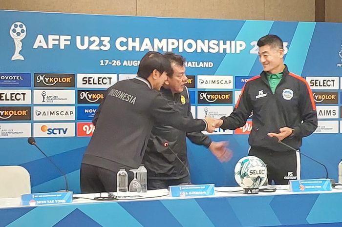 Interaksi Shin Tae-yong (Timnas U-23 Indonesia), Elangowan Elavarasan (Malaysia) dan Park Sun-tae (Timor Leste) dalam konferensi pers grup B Piala AFF U-23 2023.