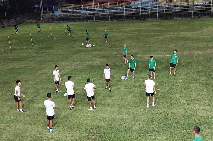 Latihan resmi Timnas U-23 Indonesia di Nonglalok Stadium, Kamis (17/8/2023).