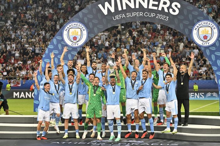 Manchester City berhasil keluar sebagai juara Piala Super Eropa 2023 usai mengalahkan Sevilla via adu penalti (16/8/2023). Man City kini sah melewati pencapaian tim fenomenal Man United 1999.