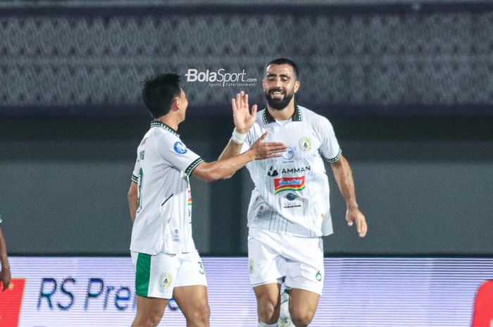 Jihad Ayoub (kanan) sedang melakukan selebrasi seusai mencetak gol dalam laga pekan kesembilan Liga 1 2023 antara Persita versus PSS Sleman di Stadion Indomilk Arena, Tangerang, Banten, Jumat (18/8/2023).