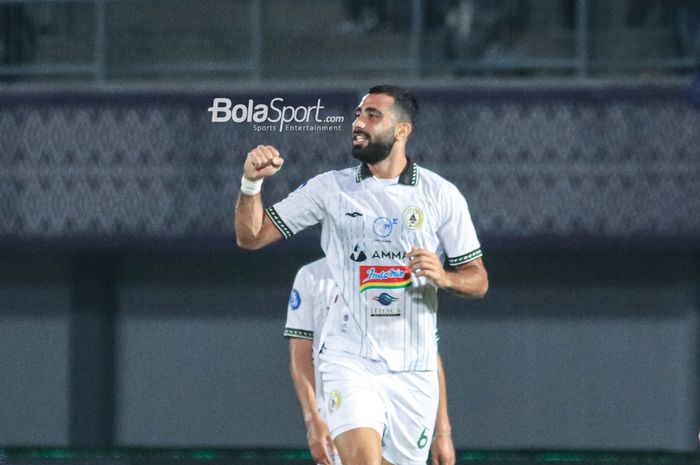 Jihad Ayoub sedang melakukan selebrasi seusai mencetak gol dalam laga pekan kesembilan Liga 1 2023 antara Persita versus PSS Sleman di Stadion Indomilk Arena, Tangerang, Banten, Jumat (18/8/2023).