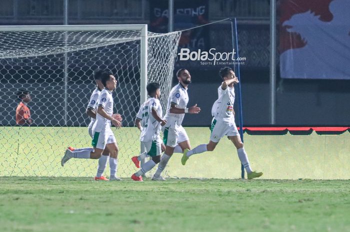 Riki Dwi Saputro (kanan) sedang melakukan selebrasi seusai mencetak gol dalam laga pekan kesembilan Liga 1 2023 antara Persita versus PSS Sleman di Stadion Indomilk Arena, Tangerang, Banten, Jumat (18/8/2023).