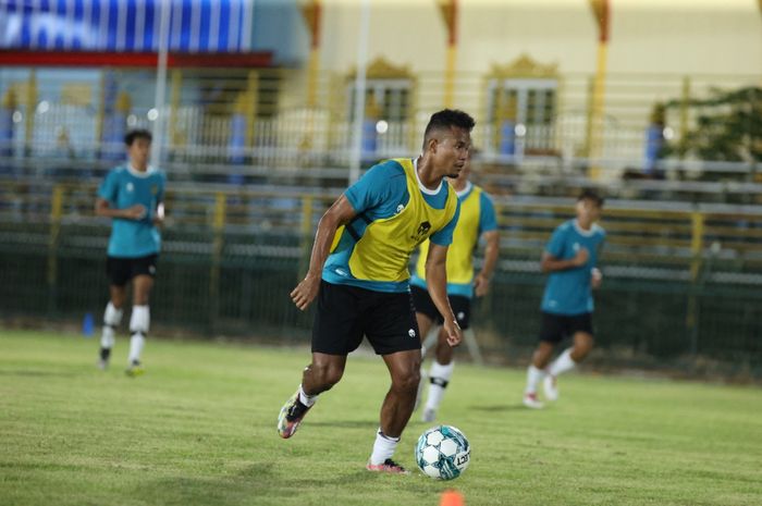 Pemain belakang Timnas U-23 Indonesia, Bagas Kaffa dalam sesi latihan pada Jumat (17/8/2023)