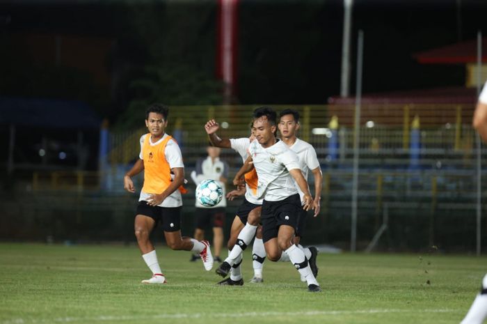 Robi Darwis dalam sesi latihan bersama Timnas U-23 Indonesia pada Kamis (17/8/2023).