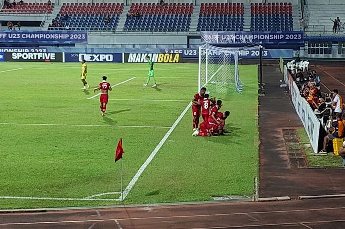 Penyerang timnas U-23 Indonesia, Ramadhan Sananta , melakukan selebrasi setelah mencetak gol ke gawang timnas U-23 Malaysia, pada babak penyisihan Grup B Piala AFF U-23 2023, Jumat (188/2023).