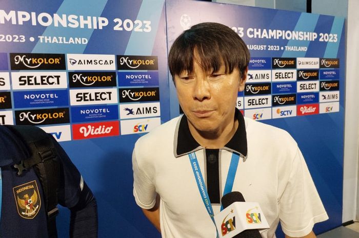Pelatih timnas U-23 Indonesia, Shin Tae-yong saat di mixed zone pasca-kalah dari Malaysia 1-2 pada laga perdana grup B Piala AFF U-23 2023 di Rayong Provincial Stadium, Jumat (18/8/2023).