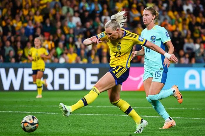 Penyerang Swedia, Stina Blackstenius, melakukan tembakan dalam laga melawan Australia pada perebutan tempat ketiga Piala Dunia Wanita 2023, Sabtu (19/8/2023) di Brisbane.
