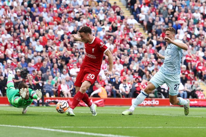 Penyerang Liverpool, Diogo Jota, mencetak gol pada laga Liga Inggris versus Bournemouth di Stadion Anfield, Sabtu (18/8/2023).