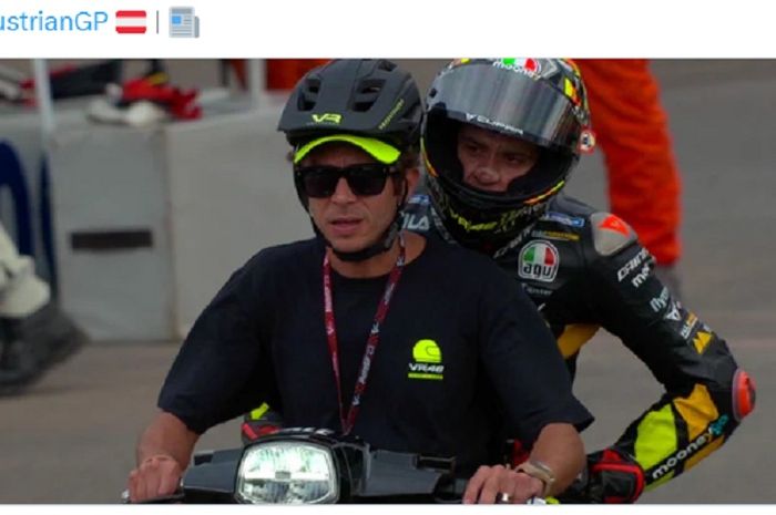 Valentino Rossi saat memberikan ojek tumpangan dengn skuternya kepada Marco Bezzecchi (Mooney VR46 Racing) ketika kehabisan bensin pada sesi latihan MotoGP Austria 2023 di Red Bull Ring, Jumat (18/8/2023).