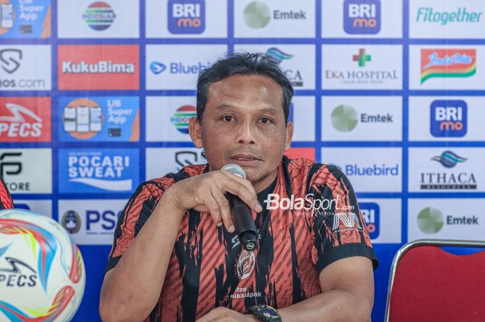Pelatih caretaker Arema FC, Kuncoro, sedang memberikan keterangan kepada awak media di Stadion Patriot Candrabhaga, Bekasi, Jawa Barat, Sabtu (19/8/2023).