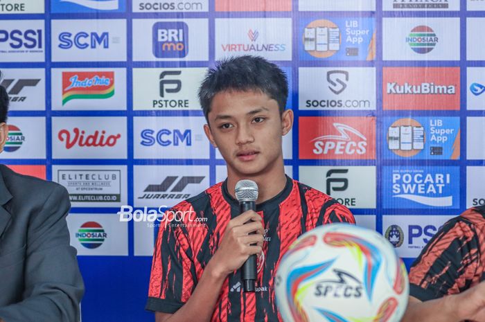 Gelandang Arema FC,  Achmad Maulana Syarif, sedang memberikan keterangan kepada awak media di Stadion Patriot Candrabhaga, Bekasi, Jawa Barat, Sabtu (19/8/2023).