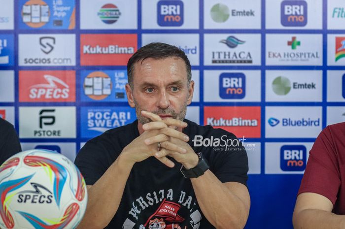 Pelatih Persija Jakarta, Thomas Doll, saat menghadiri sesi jumpa pers di Stadion Patriot Candrabhaga, Bekasi, Jawa Barat, Sabtu (19/8/2023).