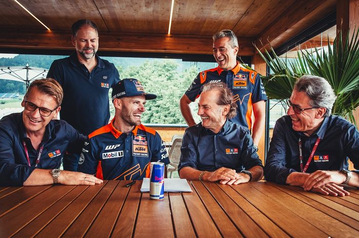 KTM memperpanjang kontrak pembalap mereka yaitu Brad Binder (duduk, 2 dari kiri), di MotoGP sampai musim 2026.