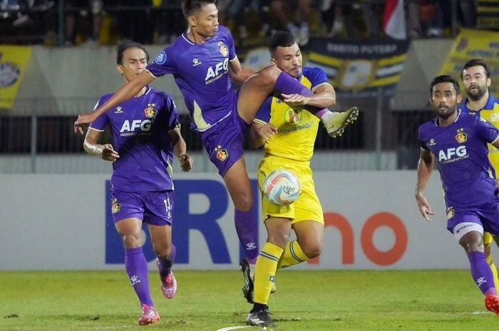 Suasana laga Barito Putera versus Persik Kediri di Stadion Demang Lehman, Banjar Baru, Kalimantan Selatan, Sabtu (19/8 2023).