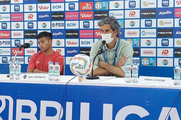 Pelatih Bali United, Stefano Cugurra, saat memberikan keterangan kepada media pasca duel lawan Persis Solo, Sabtu (19/8/2023).