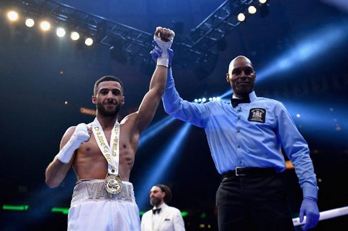 Petinju Inggris, Galal Yafai melakukan selebrasi setelah mengalahkan Miguel Cartagena dalam perebutan gelar WBC international kelas terbang di Madison Square Garden, New York City, 30 April 2022.