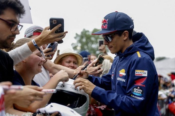 Pembalap Repsol Honda, Marc Marquez, memberikan tanda tangan MotoGP 'Hero Walk'  jelang sesi sprint MotoGP Austria 2023 di Red Bull Ring, Sabtu (19/8/2023).