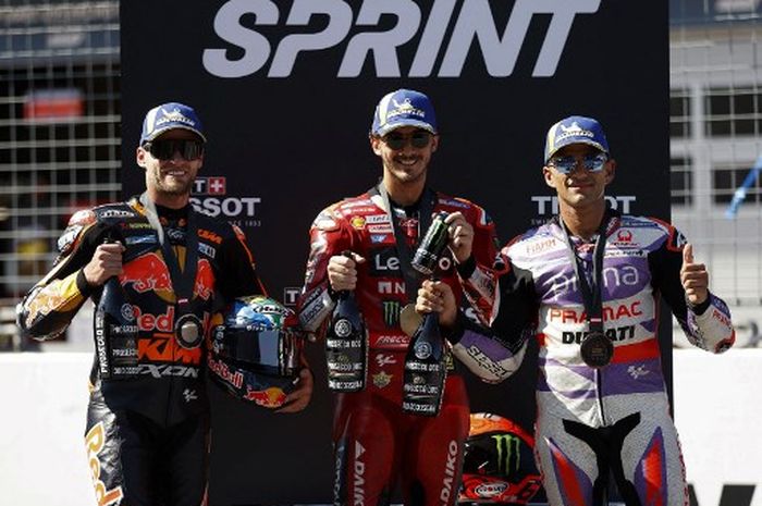 Pembalap Ducati Lenovo, Francesco Baganaia (tengah), Brad Binder (Red Bull KTM/Kiri) dan Jorge Martin (Pramac Racing) di podium sprint race MotoGP Austria 2023 di Red Bull Ring, Sabtu (19/8/2023).