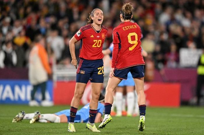 Dua pemain Spanyol, Rocio Galvez (20), dan Esther Gonzalez (9) merayakan kesuksesan menjadi Piala Dunia Wanita 2023 setelah mengalahkan Inggris 1-0 di laga final, Minggu (20/8/2023) di Sydney.