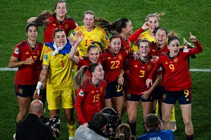 Para pemain Timnas Wanita Spanyol merayakan keberhasilan menjuarai Piala Dunia Wanita 2023, Minggu (20/8/2023) di Sydney.