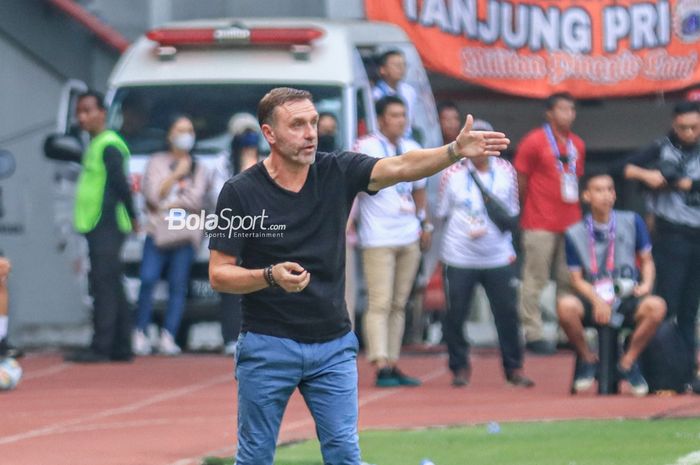 Pelatih Persija Jakarta, Thomas Doll, sedang memberikan intruksi kepada para pemainnya saat berlaga di Stadion Patriot Candrabhaga, Bekasi, Jawa Barat, Minggu (20/8/2023).