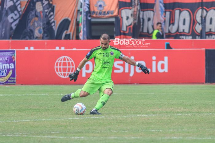 Kiper Persija Jakarta, Andritany Ardhiyasa, sedang menguasai bola dalam laga pekan kesembilan Liga 1 2023 di Stadion Patriot Candrabhaga, Bekasi, Jawa Barat, Minggu (20/8/2023).