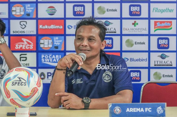 Pelatih caretaker Arema FC, Kuncoro, sedang memberikan keterangan kepada awak media di Stadion Patriot Candrabhaga, Bekasi, Jawa Barat, Minggu (20/8/2023).
