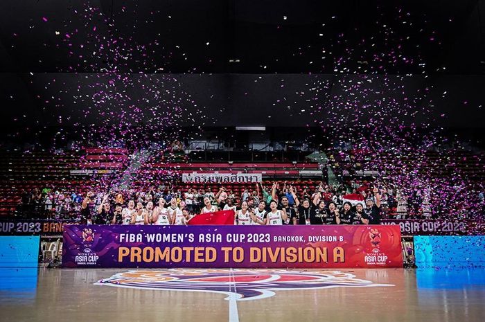 Timnas bola basket  putri Indonesia berpose seusai menjuarai FIBA Women&rsquo;s Asia Cup 2023 Division B di Nimibutr Stadium Thailand, Minggu (20/8/2023).