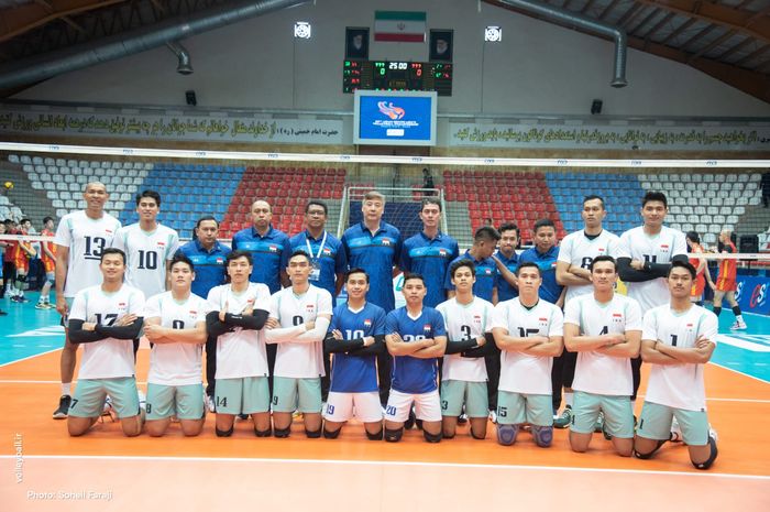 Timnas voli putra Indonesia jelang melawan China pada laga perdana  Kejuaraan Voli Asia 2023 di Hall 2 Ghadir Arena, Urmia, Iran, Sabtu (19/8/2023).